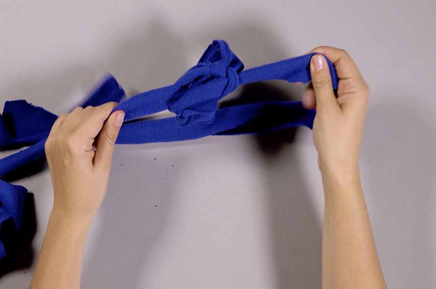 Tying knots in the jumper